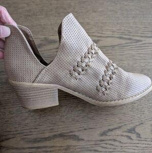 Universal Thread Women's Tan Perforated Ankle Boots